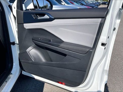 Used 2024 Volkswagen Taos SE image 24