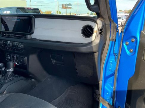 Used 2025 Jeep Gladiator Sport image 18