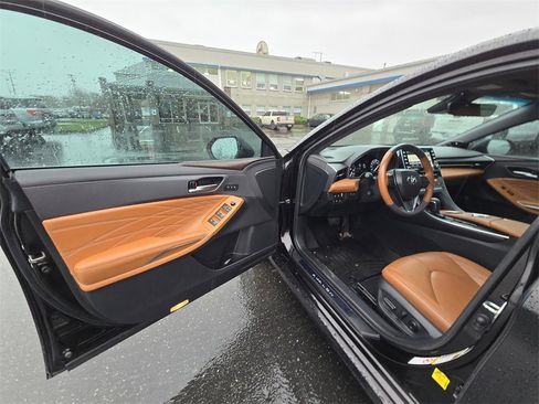 Used 2019 Toyota Avalon Limited image 15