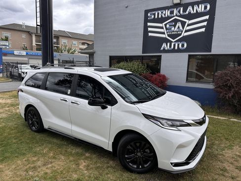 Used 2025 Toyota Sienna XSE w/ XSE Plus Package AWD/4WD image 2