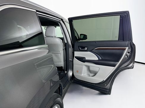 Used 2016 Toyota Highlander Limited Platinum image 34