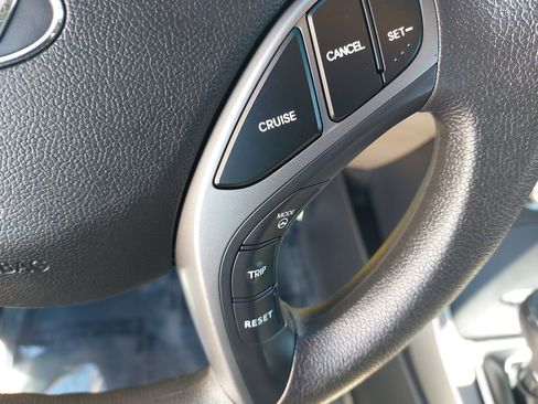 Used 2014 Hyundai Elantra SE image 18