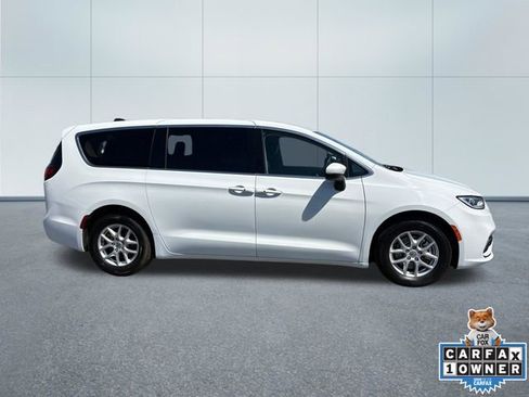 Used 2023 Chrysler Pacifica Touring-L FWD image 2