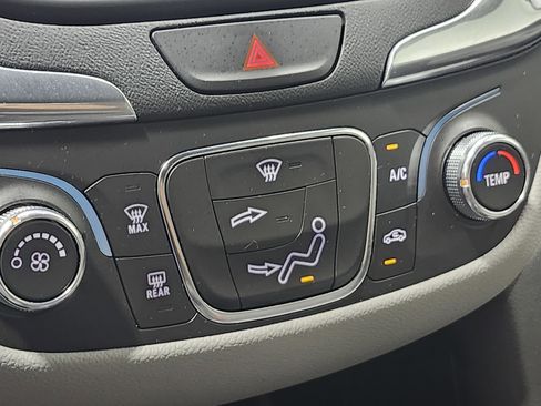 Used 2021 Chevrolet Equinox LS image 27