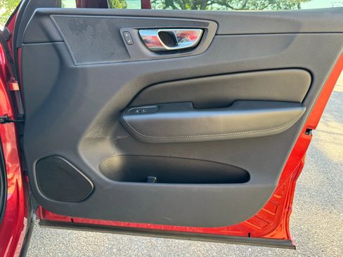 Used 2019 Volvo XC60 T6 Momentum w/ Protection Package Premier image 31