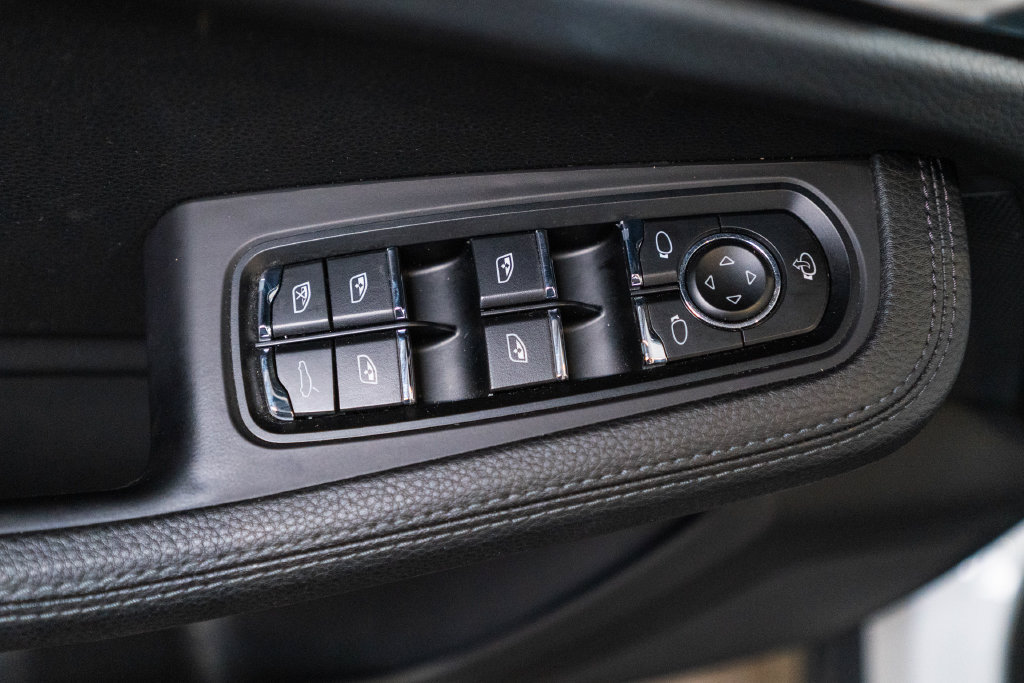 Certified 2023 Porsche Macan AWD/4WD image 19