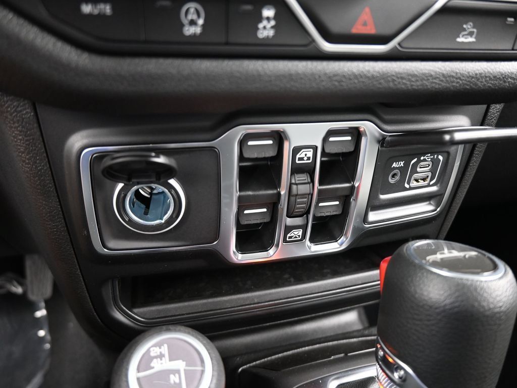 Used 2025 Jeep Gladiator Sport AWD/4WD image 18