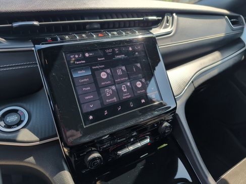 Used 2023 Jeep Grand Cherokee L Laredo image 24