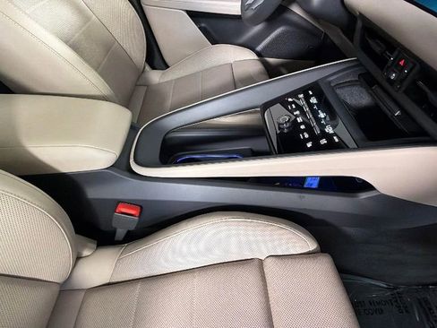 Used 2025 Porsche Macan Electric w/ Premium Package RWD image 36