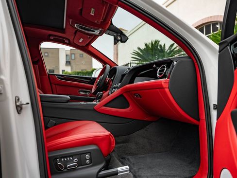 Used 2025 Bentley Bentayga image 26