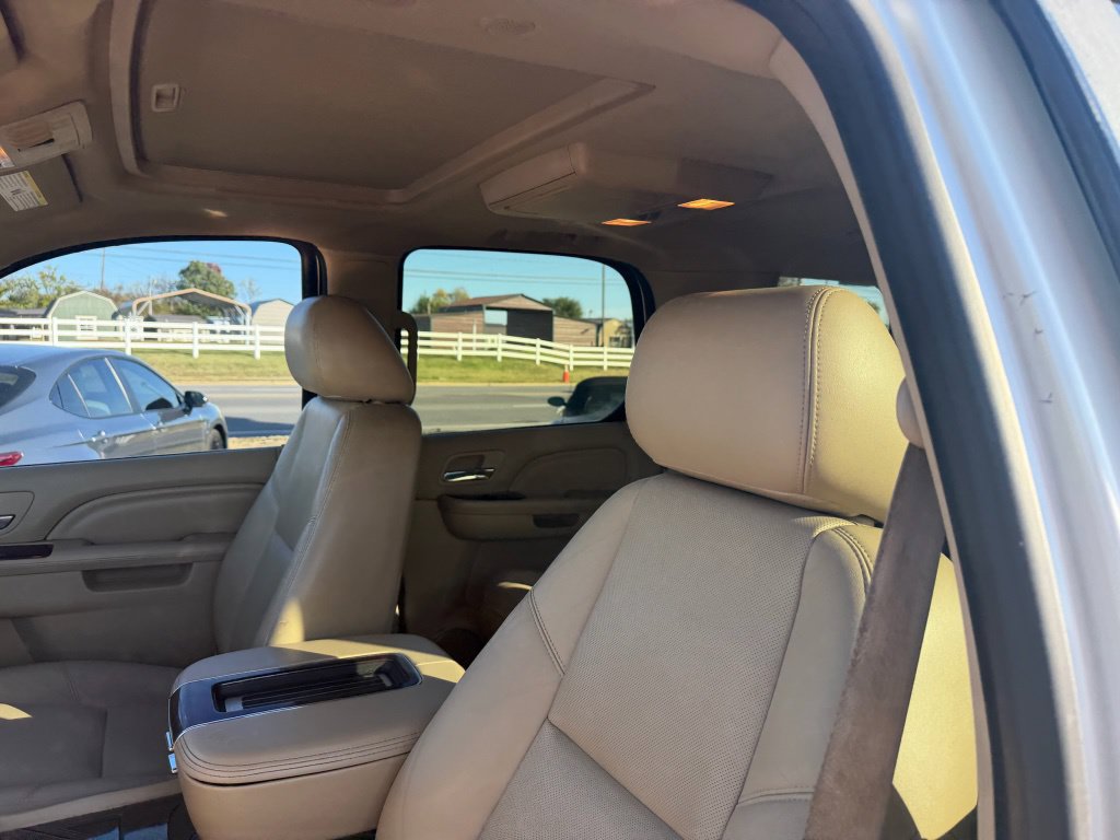 Used 2012 Cadillac Escalade Luxury AWD/4WD image 10