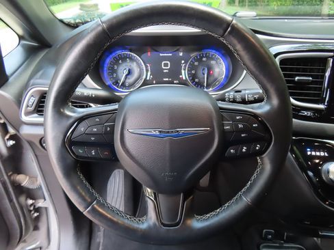 Used 2020 Chrysler Pacifica Touring-L Plus FWD image 20
