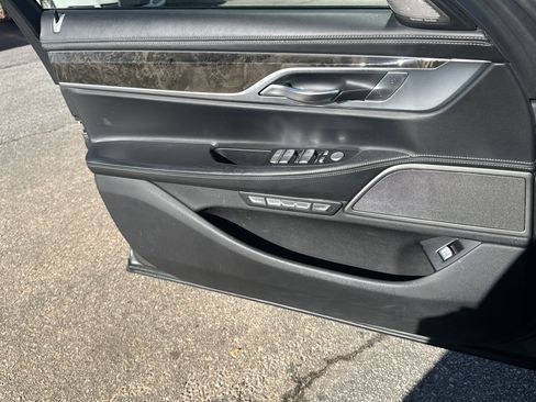 Used 2017 BMW 750i xDrive image 19