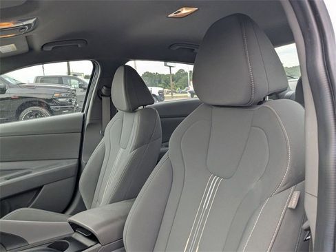 Used 2024 Hyundai Elantra SEL image 12