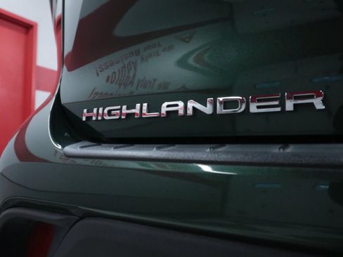 Used 2024 Toyota Highlander XLE FWD image 31