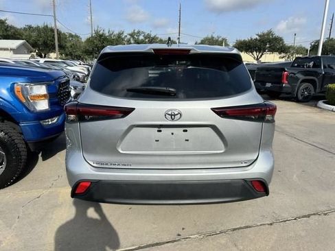 Used 2025 Toyota Highlander LE FWD image 6