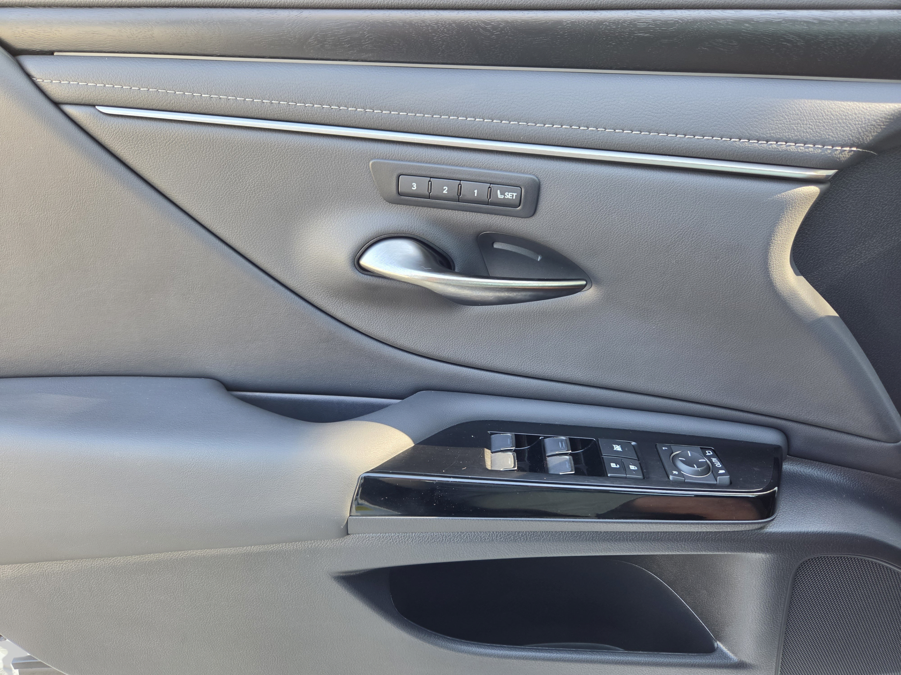 Used 2024 Lexus ES 350 w/ Premium Package FWD image 18