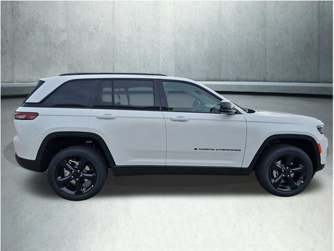 New 2025 Jeep Grand Cherokee Altitude AWD/4WD image 10
