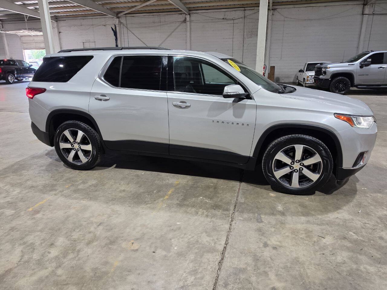 Used 2019 Chevrolet Traverse LT w/ LT Premium Package AWD/4WD image 15