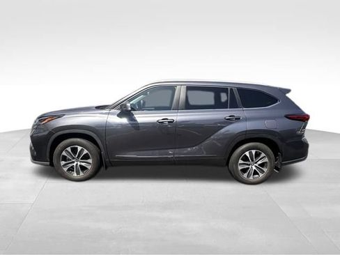 Used 2023 Toyota Highlander XLE FWD image 3