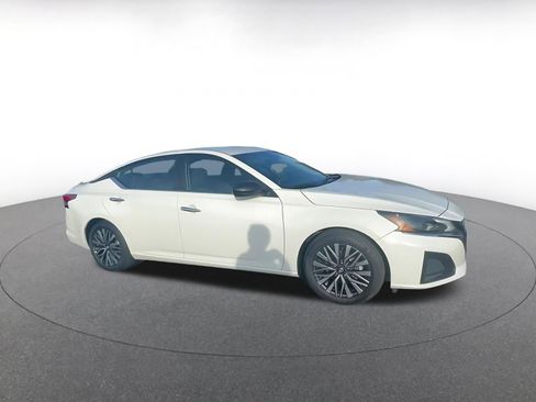 Used 2025 Nissan Altima 2.5 SV image 2