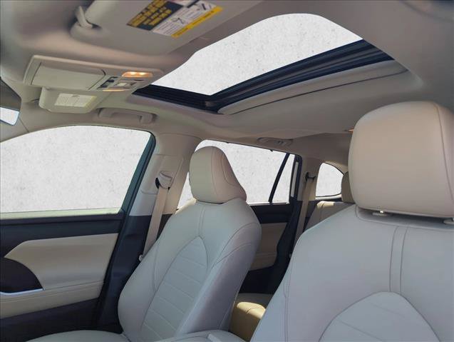 Used 2021 Toyota Highlander XLE FWD image 21