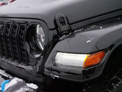 Used 2024 Jeep Wrangler High Altitude image 16