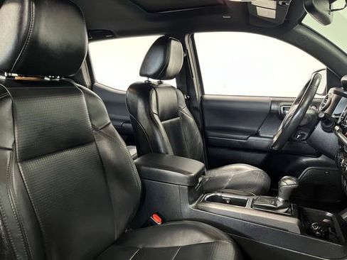 Used 2019 Toyota Tacoma TRD Off-Road AWD/4WD image 10
