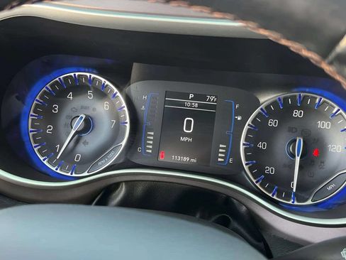 Used 2019 Chrysler Pacifica Touring-L FWD image 18