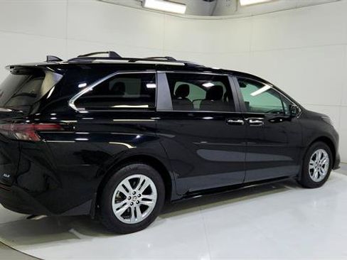 Used 2025 Toyota Sienna XLE w/ XLE Plus Package AWD/4WD image 8