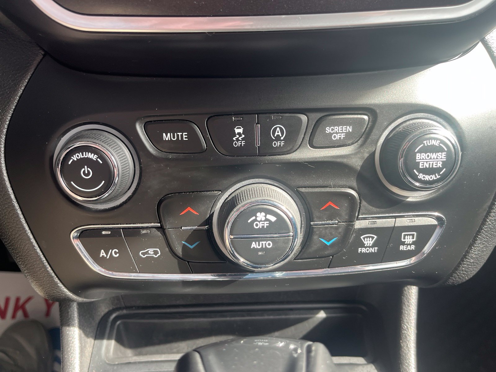 Used 2020 Jeep Cherokee Trailhawk w/ Cold Weather Group AWD/4WD image 24