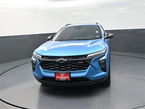 Used 2025 Chevrolet Trax RS w/ Sunroof Package image 2