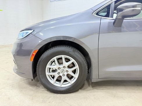 Used 2022 Chrysler Pacifica Touring-L image 3