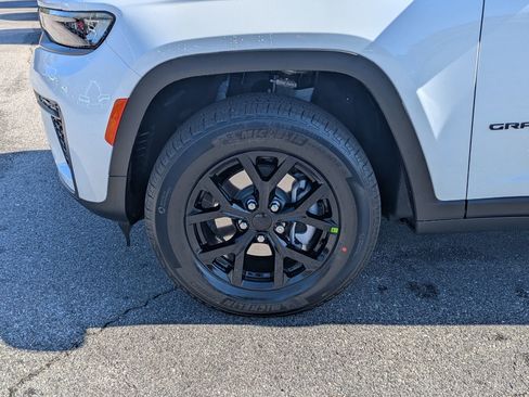 New 2026 Jeep Grand Cherokee Altitude AWD/4WD image 32