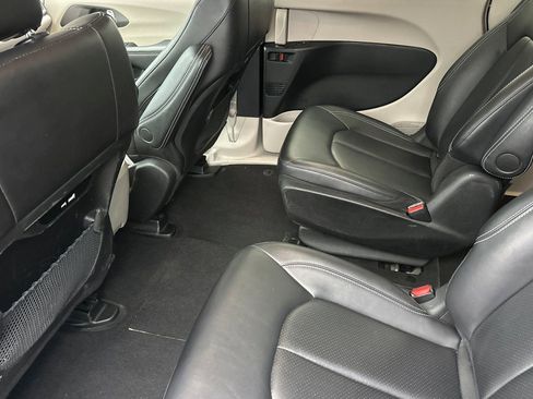 Used 2024 Chrysler Pacifica Select image 13