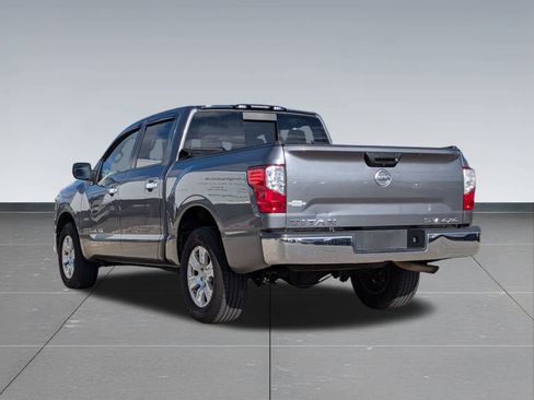 Used 2018 Nissan Titan SV image 4