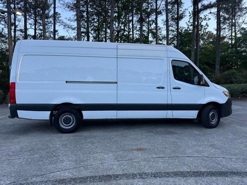 Used 2021 Mercedes-Benz Sprinter 2500 image 4