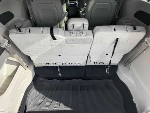 Used 2017 Chrysler Pacifica Touring-L Plus w/ Advanced Safetytec Group FWD image 18