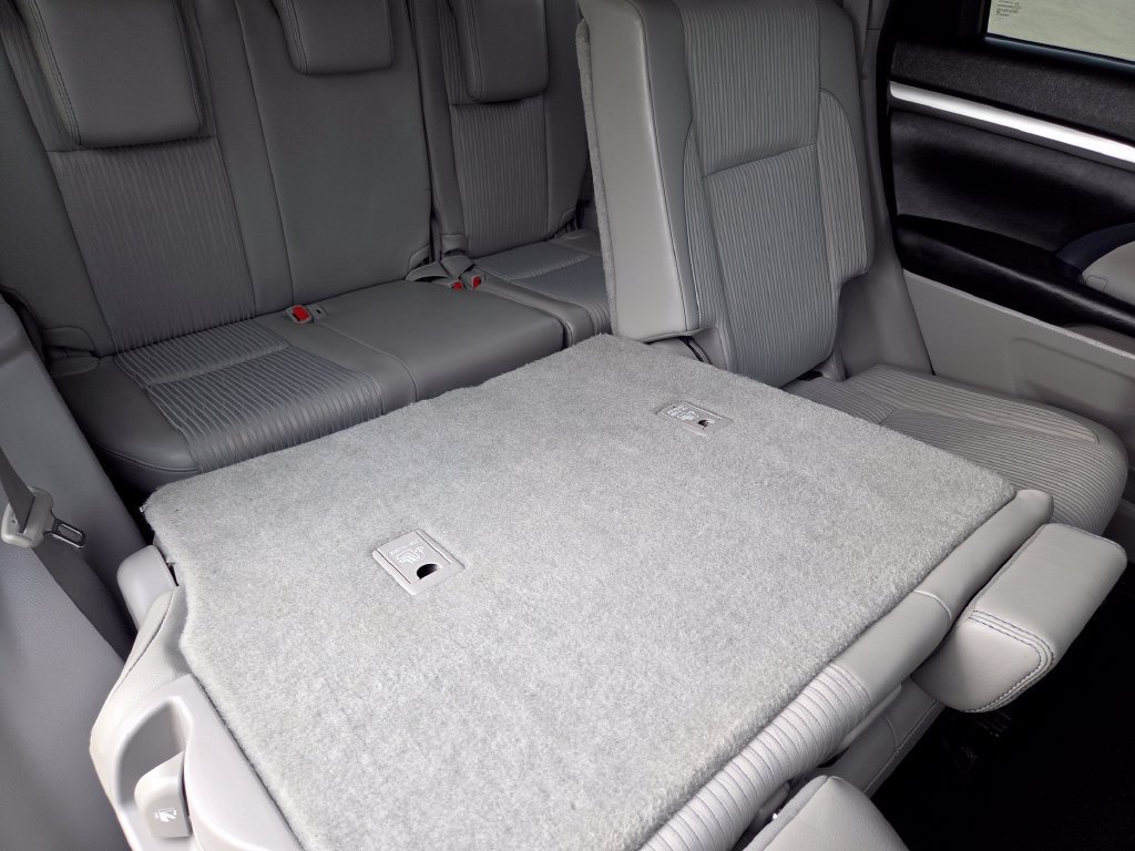 Used 2017 Toyota Highlander Plus AWD/4WD image 5