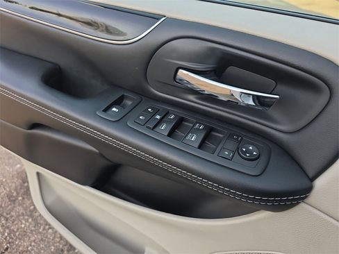 Used 2019 Dodge Grand Caravan SXT image 29