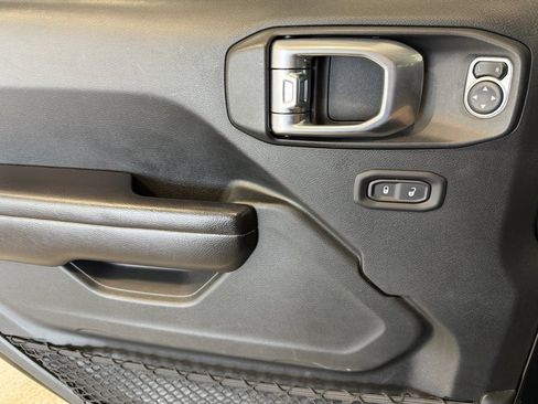 Used 2018 Jeep Wrangler Unlimited Sport S image 24