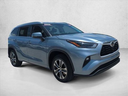 Used 2022 Toyota Highlander XLE FWD image 3