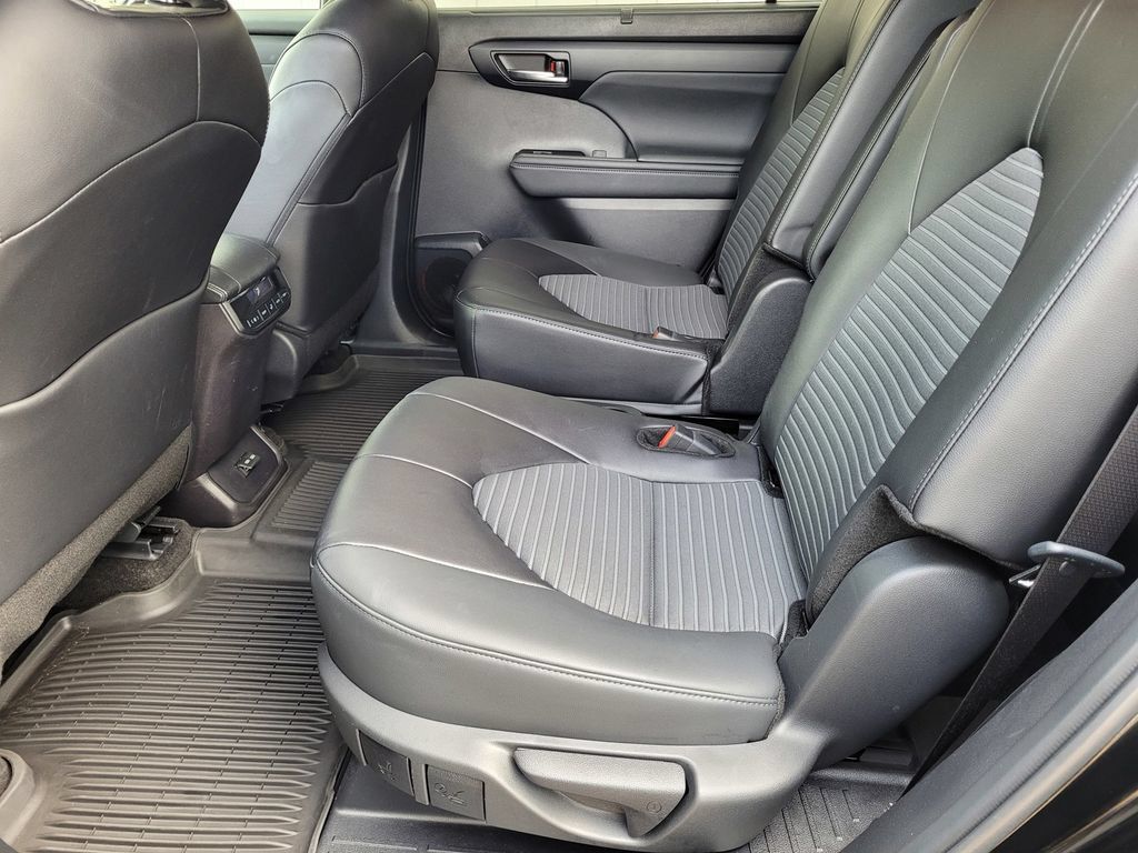 Used 2024 Toyota Highlander XSE AWD/4WD image 6