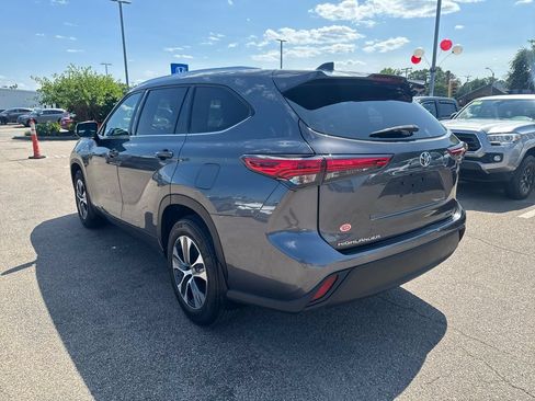 Used 2020 Toyota Highlander XLE AWD/4WD image 5