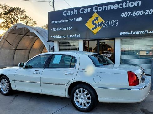 Used 2006 Lincoln Town Car Signature Limited image 8