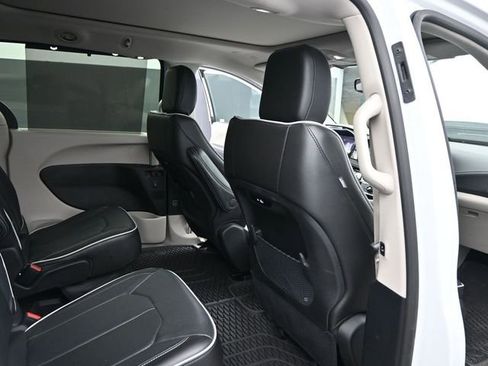 Used 2024 Chrysler Pacifica Limited w/ Trailer Tow Group image 19