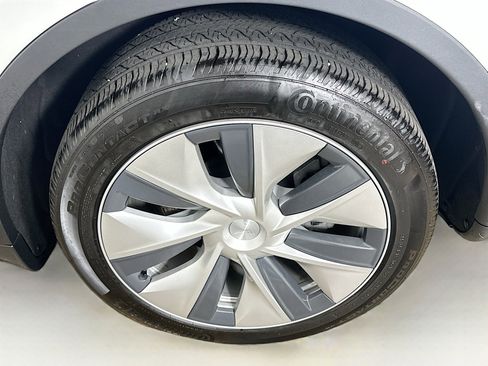 Used 2022 Tesla Model Y Long Range image 11