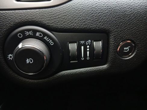 Used 2021 Jeep Cherokee Latitude Lux w/ Comfort/Convenience Group image 12