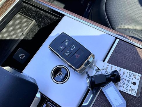 Used 2025 Land Rover Range Rover SE image 14