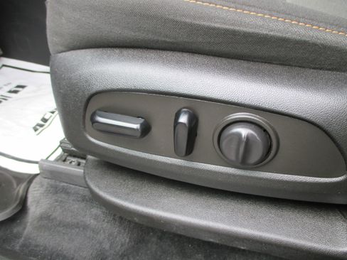 Used 2021 Chevrolet Traverse LT image 16